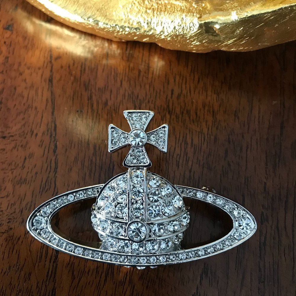 NEW VIVIENNE WESTWOOD Silver Bas Relief ORB BROOCH - Picture 4 of 8